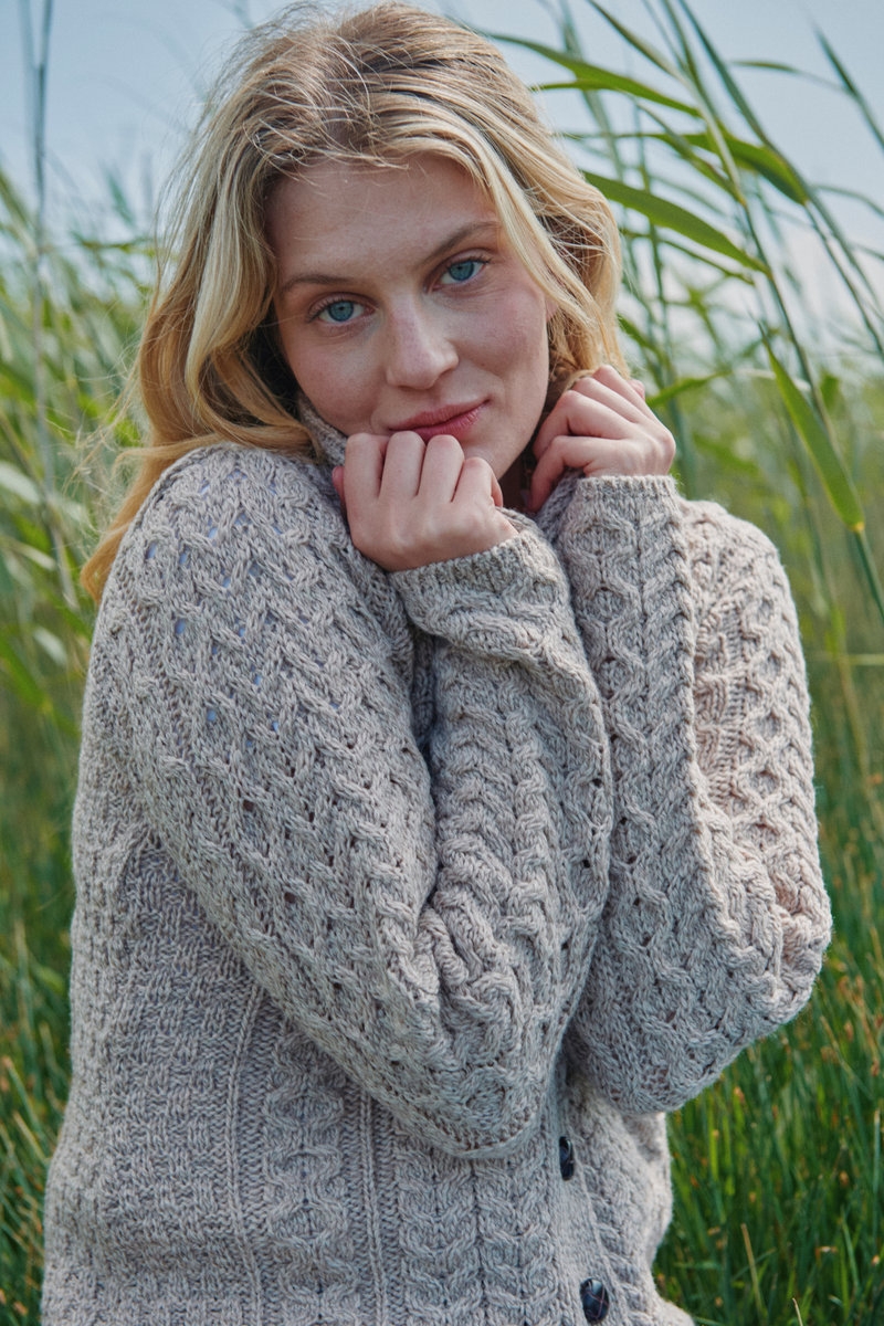 Randy ガーターニットアンサンブル Tourmakeady Shawl Collar Merino Aran Cardigan - Oat