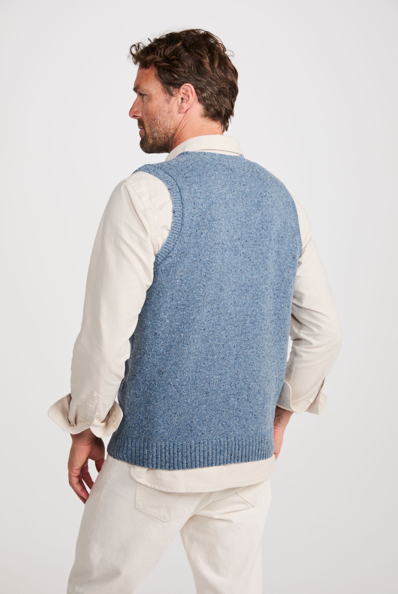 Roonagh Herren Weste mit Aran-Nopp-Muster und V-Ausschnitt Blau