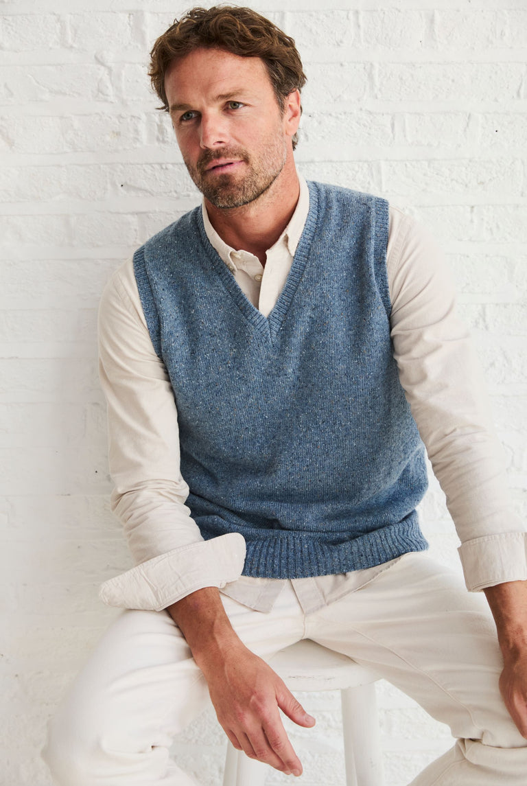 Roonagh Herren Weste mit Aran-Nopp-Muster und V-Ausschnitt - Blau