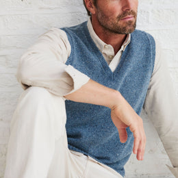Roonagh Herren Weste mit Aran-Nopp-Muster und V-Ausschnitt - Blau