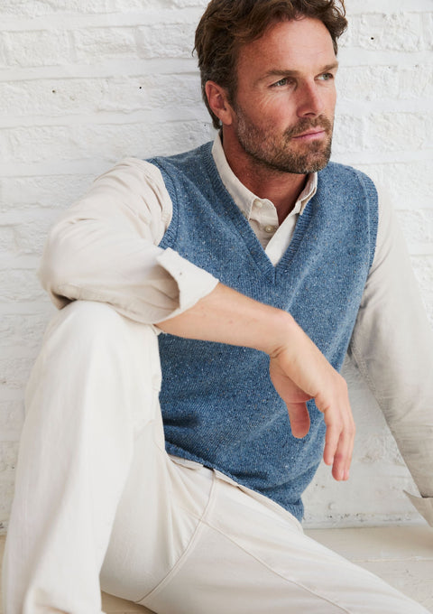 Roonagh Herren Weste mit Aran-Nopp-Muster und V-Ausschnitt - Blau