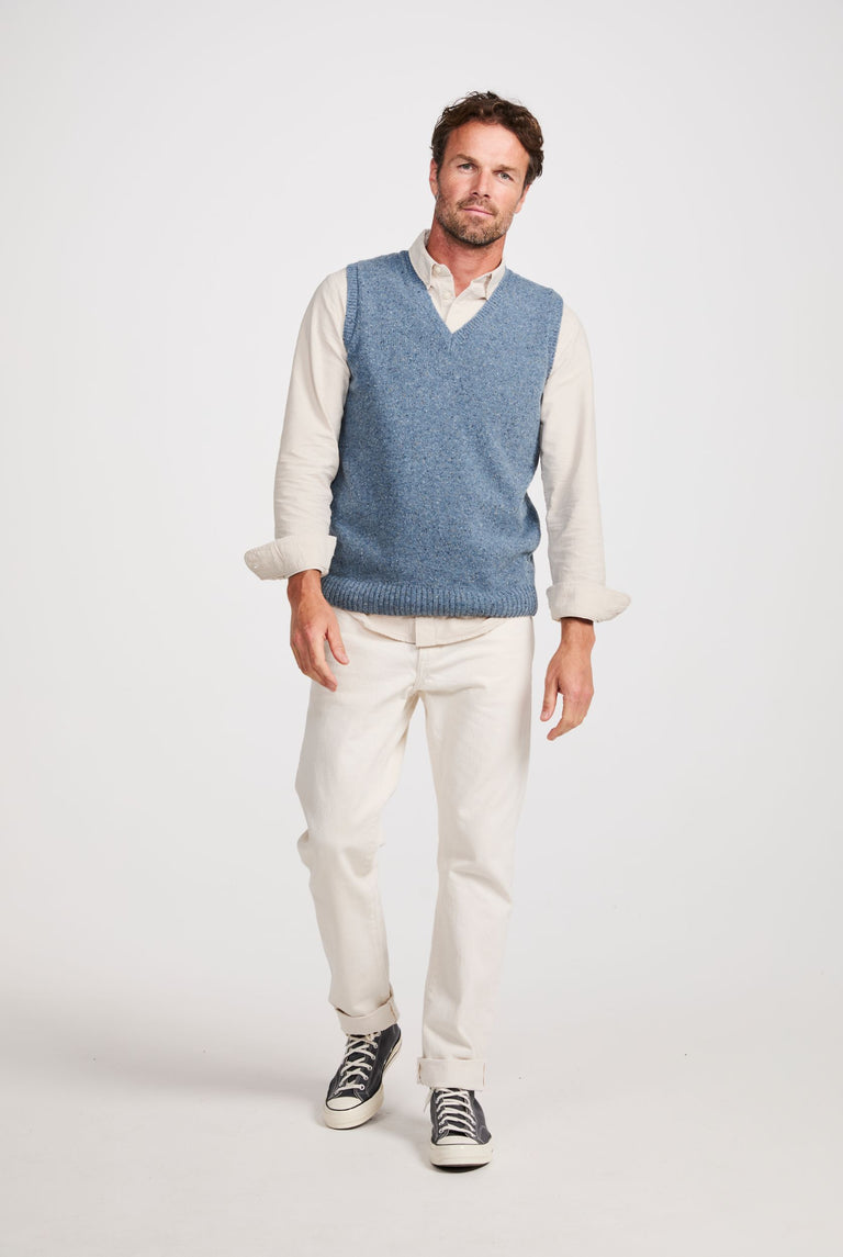 Roonagh Herren Weste mit Aran-Nopp-Muster und V-Ausschnitt - Blau