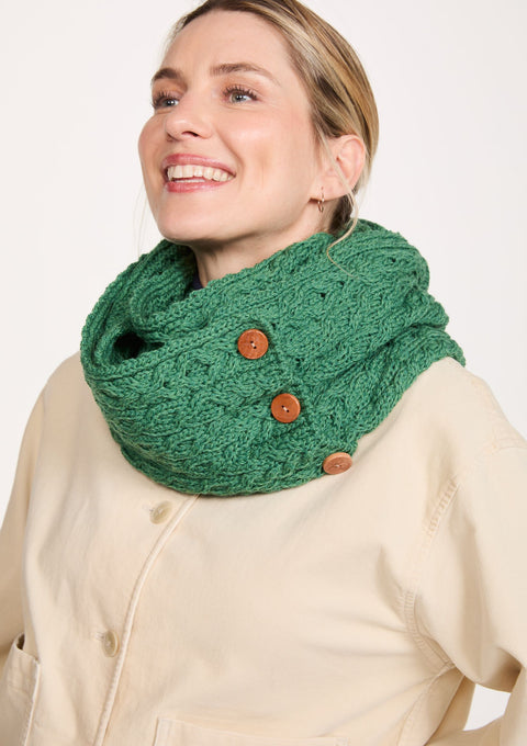 Kilmaine Aran Merino Snood-Schal mit Knöpfen - Grün
