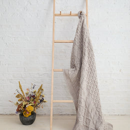 Dugort Aran-Decke mit Honig-, Rauten- und Zopfmuster, Creme