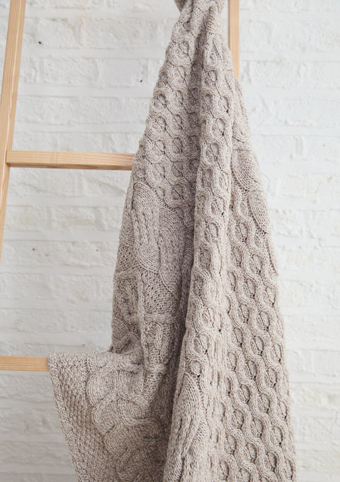 Dugort Aran-Decke mit Honig-, Rauten- und Zopfmuster, Creme