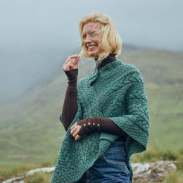 Easkey Damen Klassischer Merino Aran-Poncho mit Knöpfen – Waldgrün