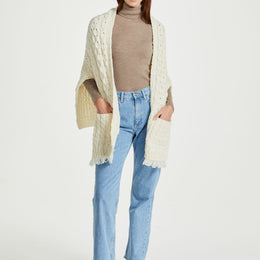 Châle Shannon Throwover en laine mérinos Aran avec poche - Crème