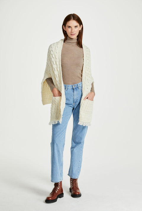Shannon Throwover Aran-Wickeltuch mit Tasche - Creme