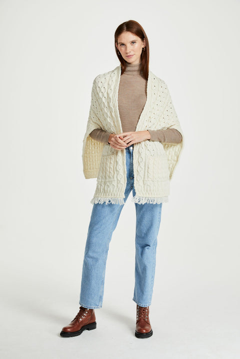 Shannon Throwover Aran-Wickeltuch mit Tasche - Creme