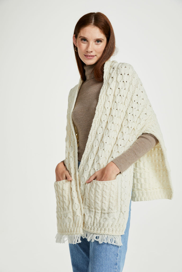 Shannon Throwover Aran-Wickeltuch mit Tasche - Creme