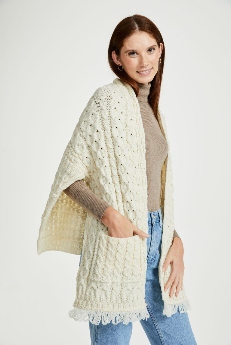 Shannon Throwover Aran-Wickeltuch mit Tasche - Creme