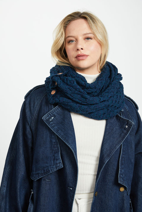 Écharpe snood Kilmaine Aran avec boutons - Bleu Atlantique