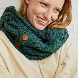 Kilmaine Aran Merino Snood-Schal mit Knöpfen - Grün