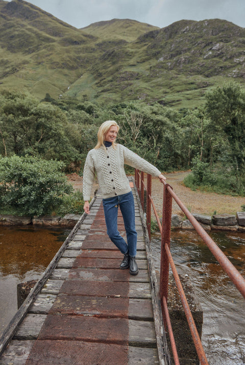 Aran Woollen Mills Lange Merinowolle Aran Knit Chunky Cardigan mit Kragen Umklappen für Damen (Natur, S Aran Woollen Mills Lange Merinowolle Aran Knit Chunky Cardigan mit Kragen Umklappen für Damen (Natur, S