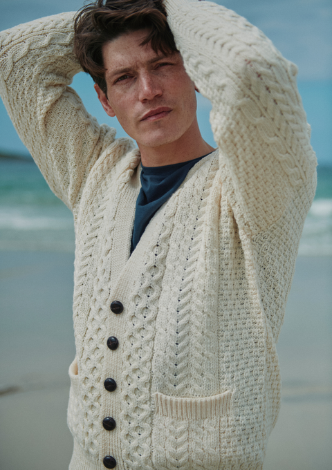 Cardigan Aran en laine mérinos Clare Island pour homme - Crème