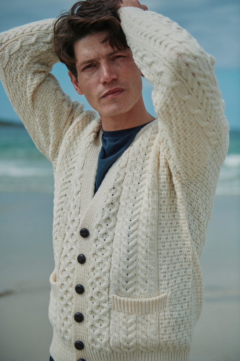 Cardigan Aran en laine mérinos Clare Island pour homme - Crème