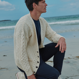 Cardigan Aran en laine mérinos Clare Island pour homme - Crème