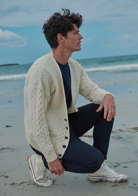 Cardigan Aran en laine mérinos Clare Island pour homme - Crème