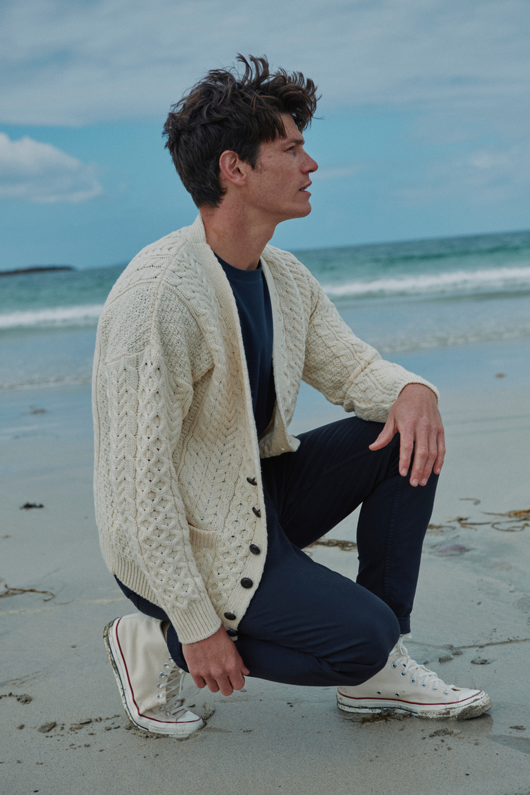 Cardigan Aran en laine mérinos Clare Island pour homme - Crème