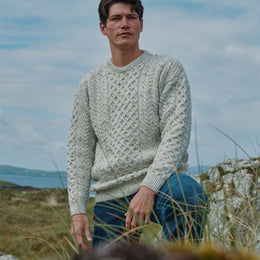 Pull Aran traditionnel en laine mérinos Inisheer pour homme - Crème mouchetée