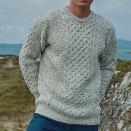 Pull Aran traditionnel en laine mérinos Inisheer pour homme - Crème mouchetée