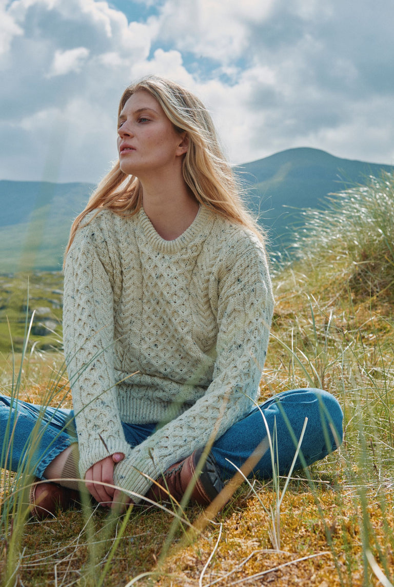 Pull traditionnel en laine Aran pour femme Inishbofin - Crème mouchetée