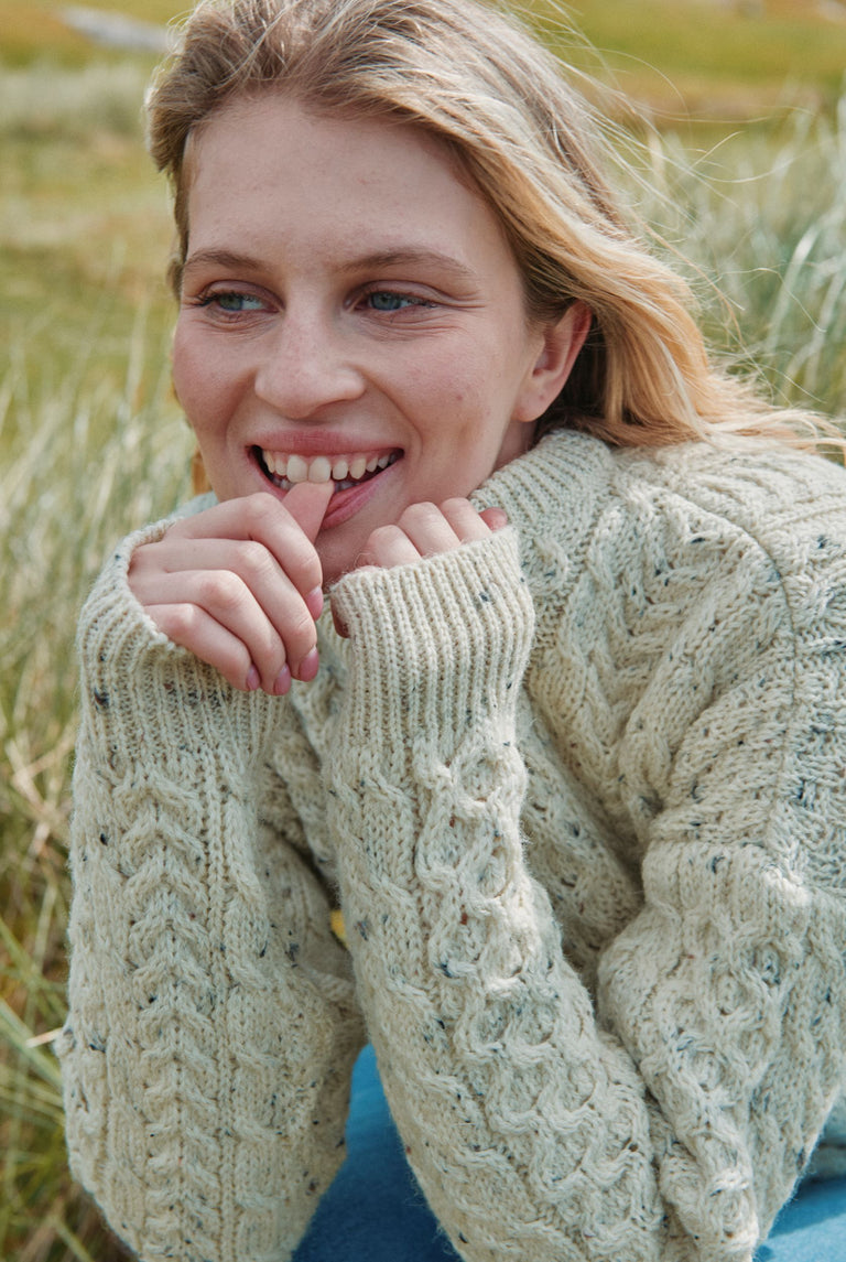 Pull traditionnel en laine Aran pour femme Inishbofin - Crème mouchetée