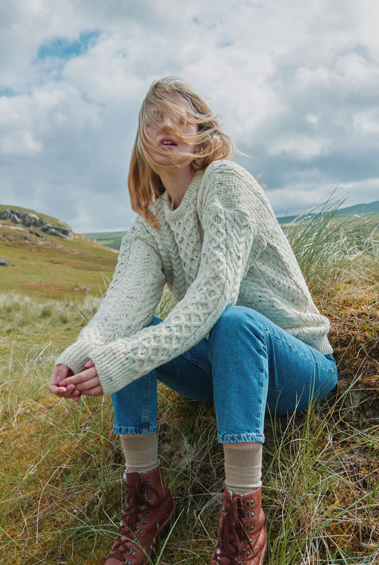 Pull traditionnel en laine Aran pour femme Inishbofin - Crème mouchetée