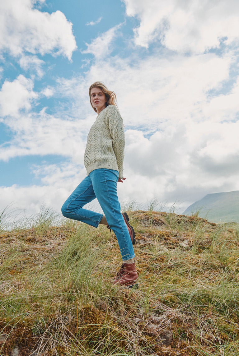 Pull traditionnel en laine Aran pour femme Inishbofin - Crème mouchetée