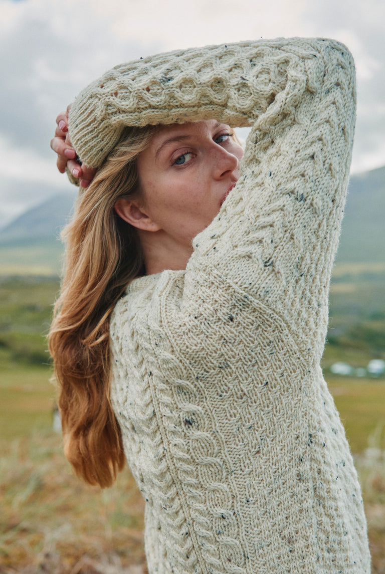 Pull traditionnel en laine Aran pour femme Inishbofin - Crème mouchetée