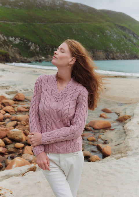 Pull Tralee en laine mérinos ultra-douce à col en V pour femme - Rose 