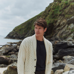 Cardigan col châle en laine mérinos Carlingford pour homme - Crème