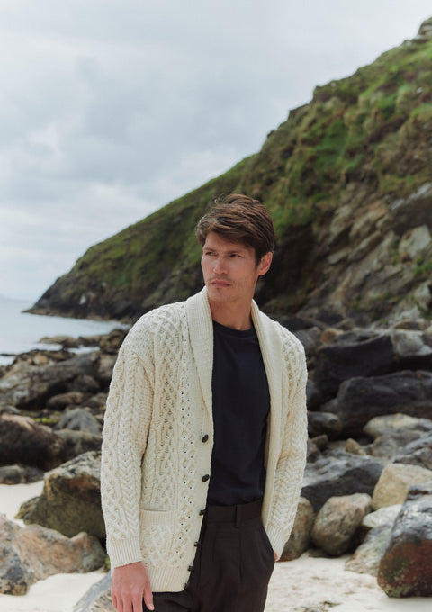 Cardigan col châle en laine mérinos Carlingford pour homme - Crème