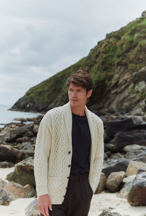 Carlingford Herren-Strickjacke aus Merinowolle mit Schalkragen, Creme
