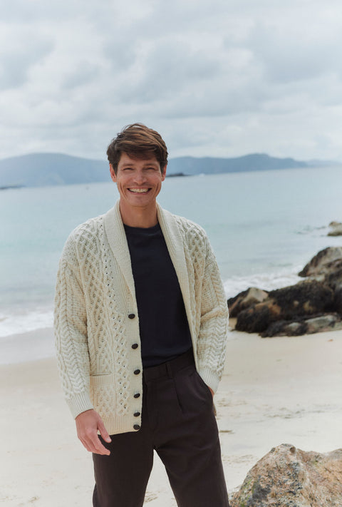 Carlingford Herren-Strickjacke aus Merinowolle mit Schalkragen, Creme