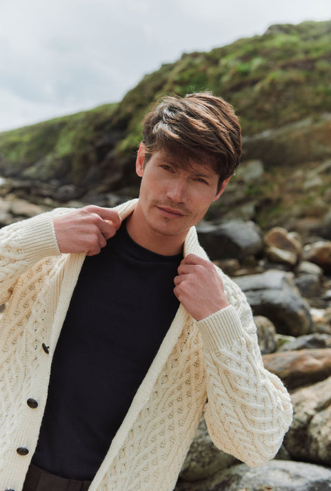 Carlingford Herren-Strickjacke aus Merinowolle mit Schalkragen, Creme