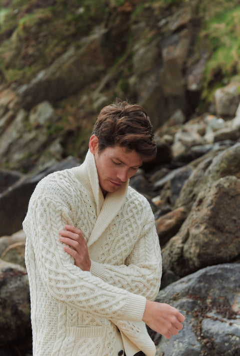 Carlingford Herren-Strickjacke aus Merinowolle mit Schalkragen, Creme