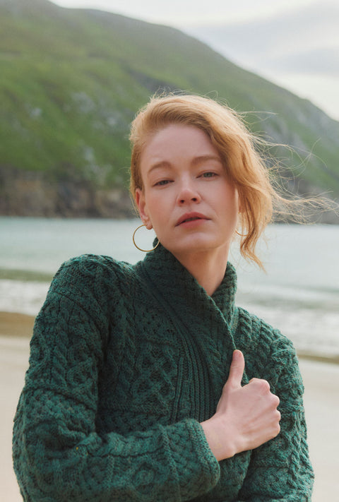 Liffey Damen-Strickjacke aus Merino-Aran mit Schalkragen, Grün