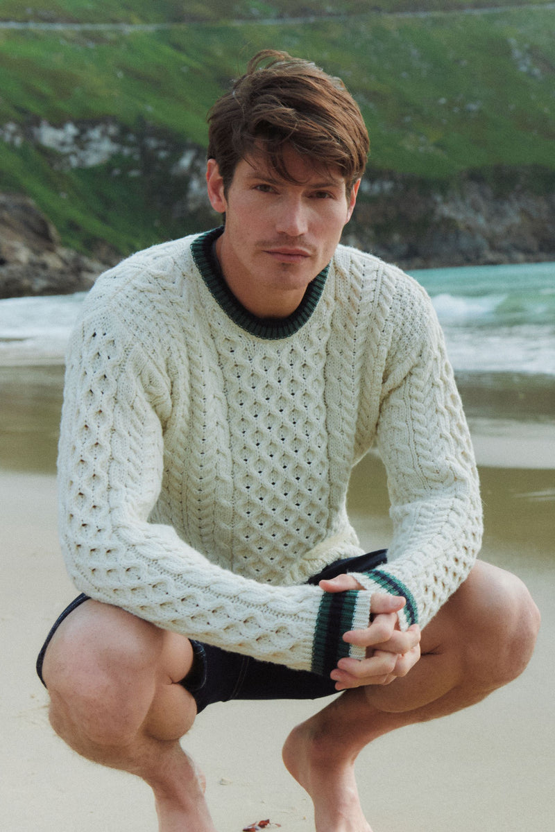 Pull ras du cou rayé en laine mérinos Aran pour homme Inishbeg - Crème