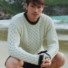 Pull ras du cou rayé en laine mérinos Aran pour homme Inishbeg - Crème