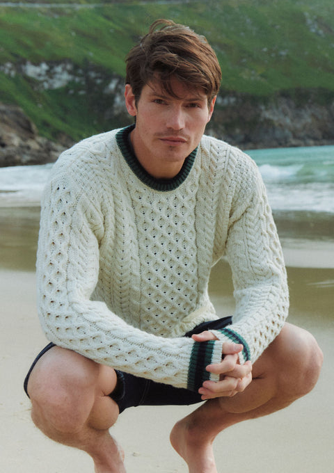 Pull ras du cou rayé en laine mérinos Aran pour homme Inishbeg - Crème