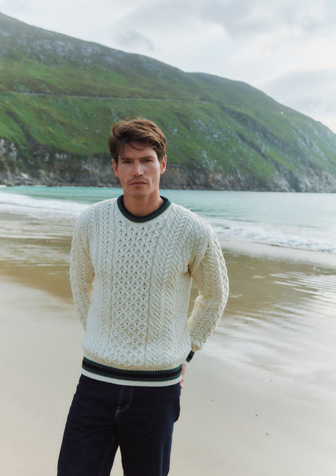 Pull ras du cou rayé en laine mérinos Aran pour homme Inishbeg - Crème