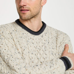 Inishbeg Gestreifter Aran-Pullover mit Rundhalsausschnitt für Herren - Creme