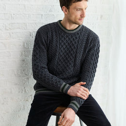 Inishbeg Gestreifter Aran-Pullover mit Rundhalsausschnitt für Herren - Creme