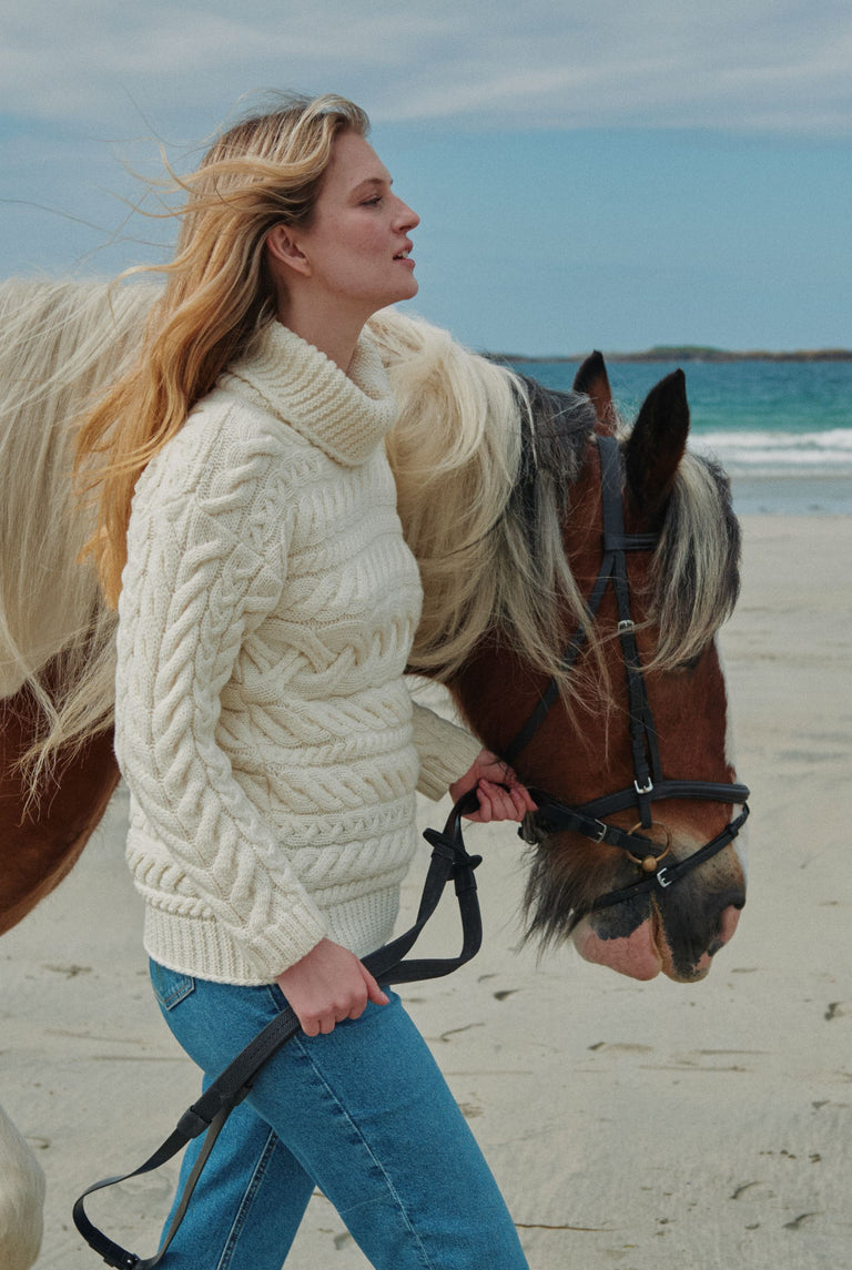 Derreen Aran-Pullover mit horizontalem Zopfmuster - Creme