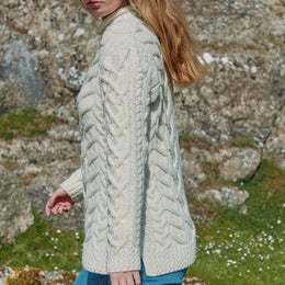 Pullover mit asymmetrischem Muster „Calla Aran“ - Creme