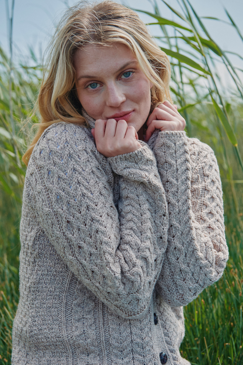 Cardigan Aran en laine mérinos à col châle Tourmakeady - Avoine