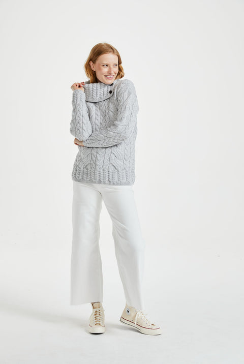 Pull Maeve Aran Supersoft avec col boutonné - Gris à plumes