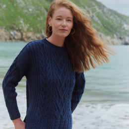 Pull Aran en laine mérinos ultra-douce Tully Box - Bleu marine