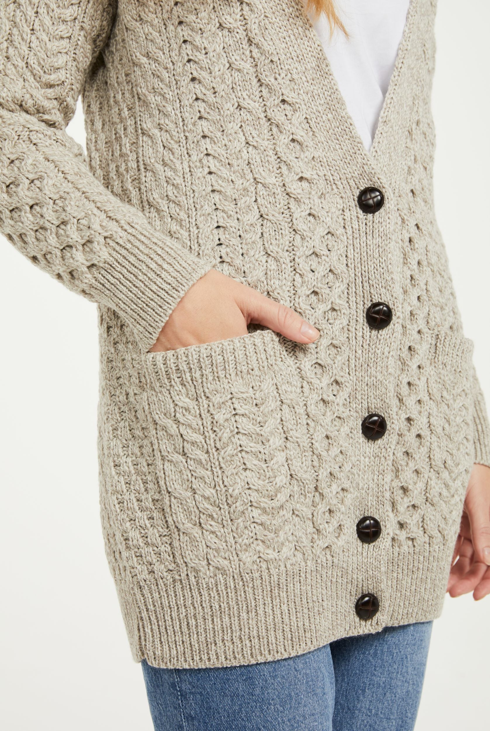 Cardigan Femme Aran Woollen Mills 100% Laine Mérinos Irlandaise – Tricot Traditionnel Chaleureux Et Élégant